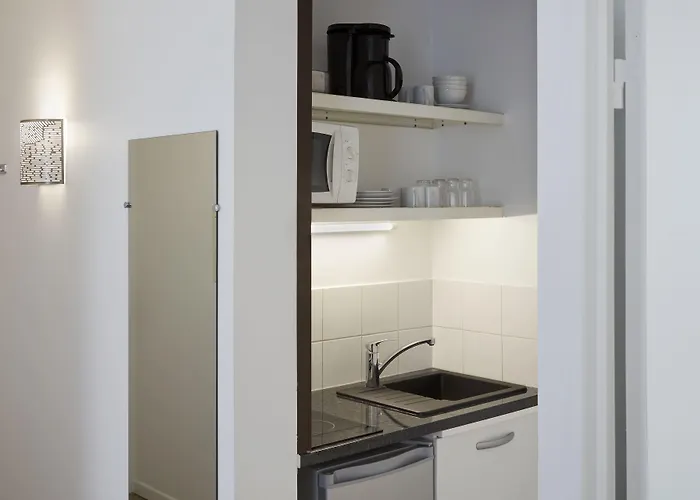 Adagio Access Philippe Auguste 2*