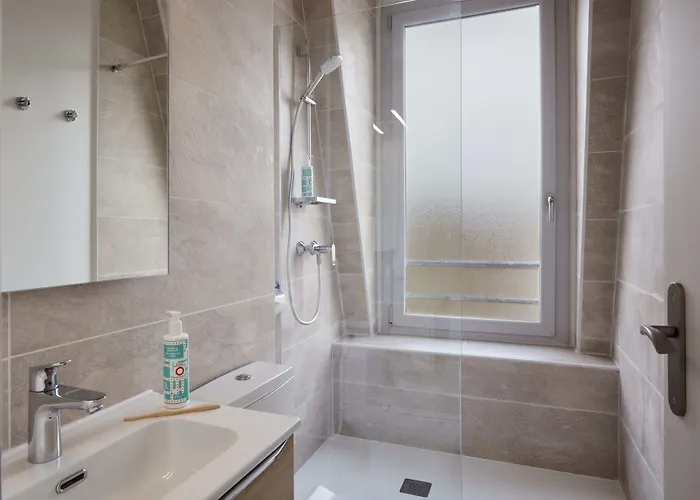 Adagio Access Philippe Auguste 2*