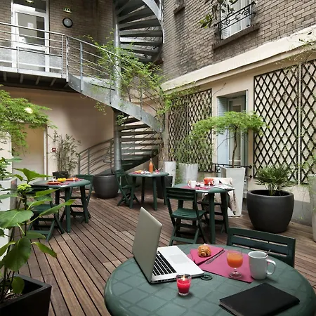 Adagio Access Philippe Auguste 2*